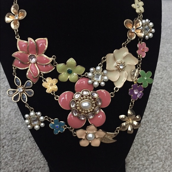Ornament floral necklace