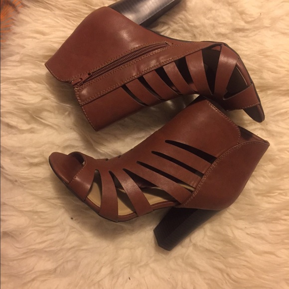 Brown heeled sandalls