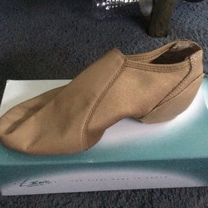 Tan leather jazz shoe