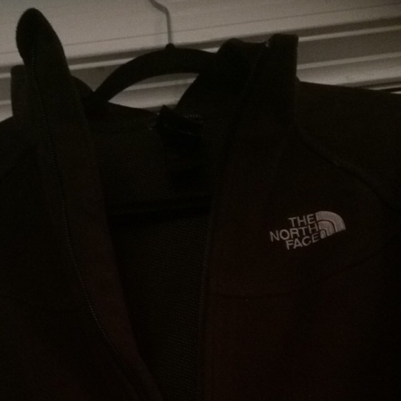 Black women's North Face Windwall jacket - Picture 3 of 4