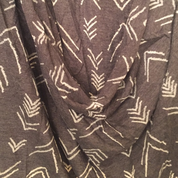 Charcoal & White Arrow Long Sleeve - Picture 2 of 3