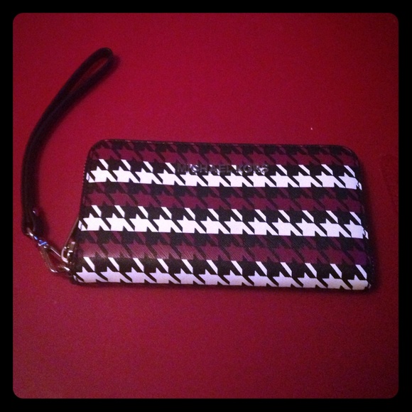 Michael kors wristlet wallet