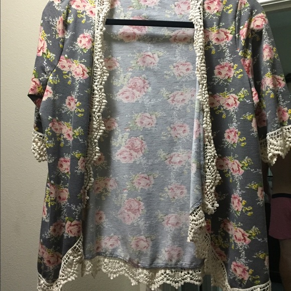 Floral/crochet lace kimono