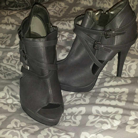 Size 8.5 gray ankle boots