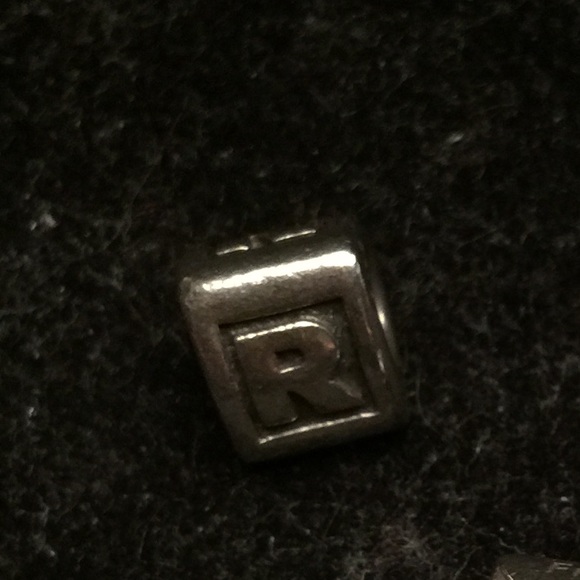Pandora Alpha R charm (retired)