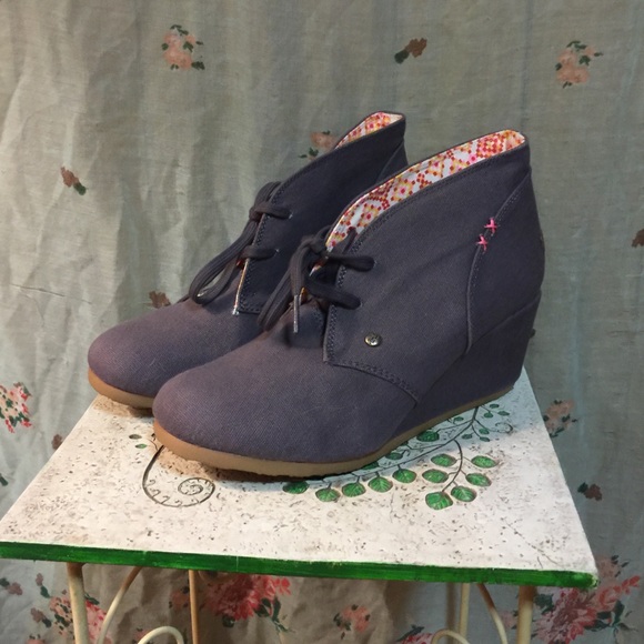 Size 9 gray lace up ankle wedge booties