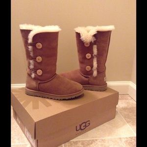 UGG BAILEY BUTTON TRIPLET Chestnut Sz 5 1962Y