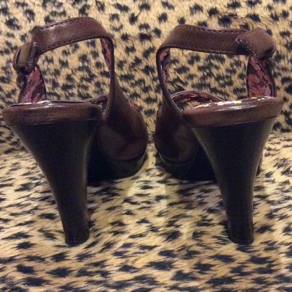 😋  brown open toe sling backs w/woven look. 💖 - Picture 4 of 4