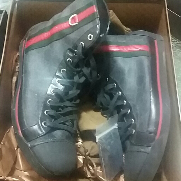 SHOES - Picture 2 of 4