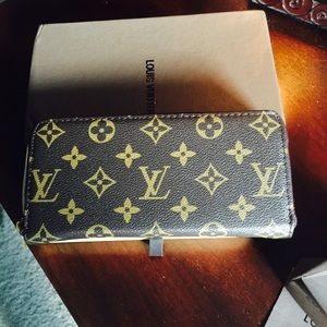 New! Inspired wallet. Hold multiple credit cards.