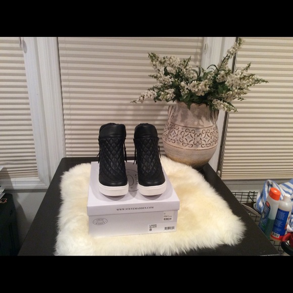 NIB Steve Madden Quilted zippered booties