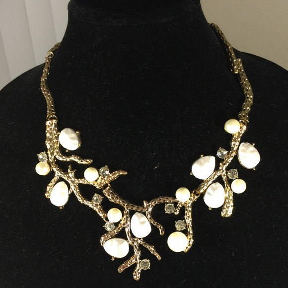 Make a statement with the flawless neck piece!
