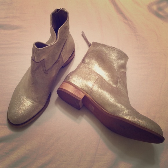 🎉sale 🎉 Gap Gold Suede Ankle Boots