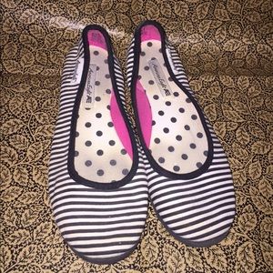 Black and White American Eagle Flats Size 8