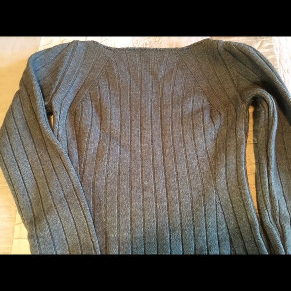 Gray Benetton Sweater. - Picture 2 of 4