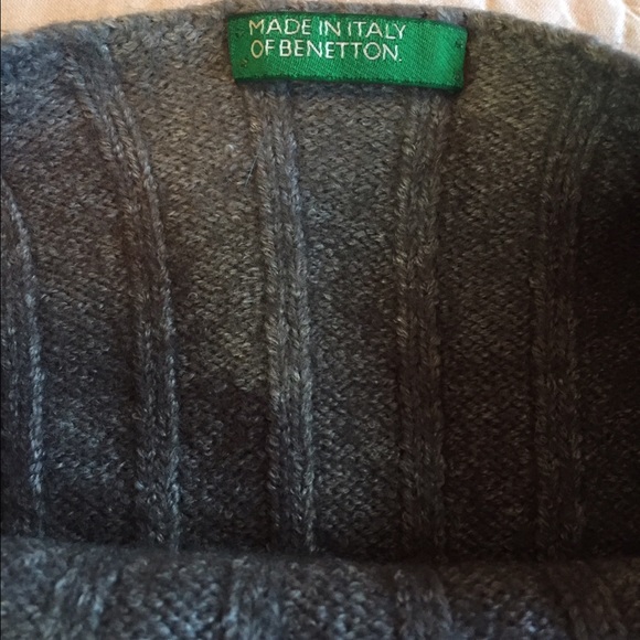 Gray Benetton Sweater. - Picture 3 of 4