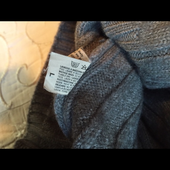Gray Benetton Sweater. - Picture 4 of 4