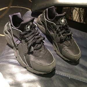 Nike All Black Huaraches