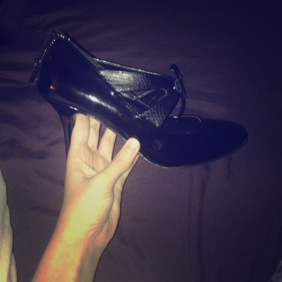 Black high heels with bow