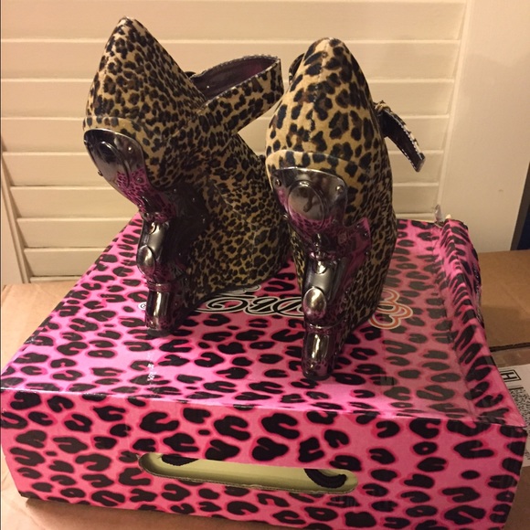 Shoes - Picture 2 of 3
