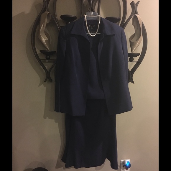 Like New Kasper 3 piece suit, navy blue. - Picture 3 of 3