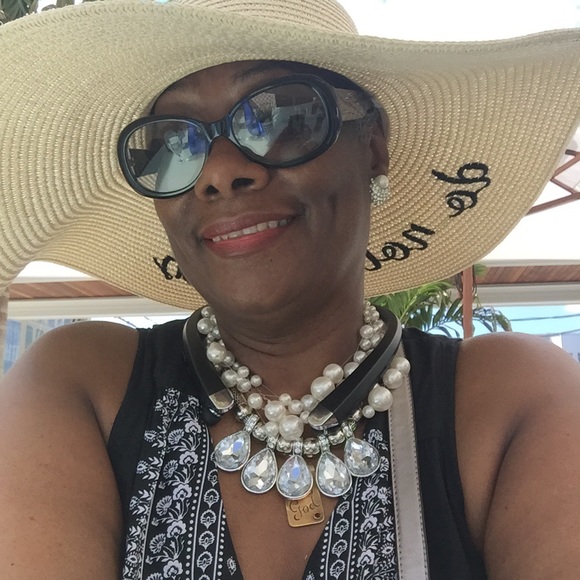 Meet your Posher, Sista Carmen - Picture 3 of 16