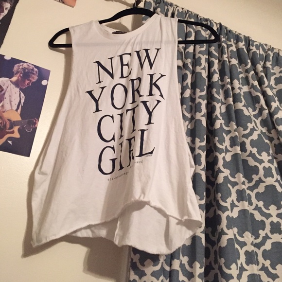 Brandy Melville middle tee ! - Picture 1 of 3