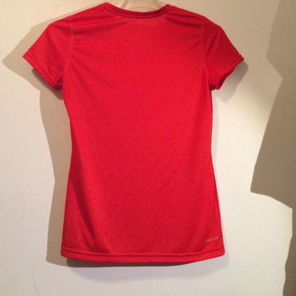 Reebok top. 🔴 - Picture 3 of 4