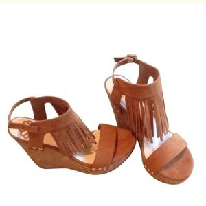 Fringe wedge shoes
