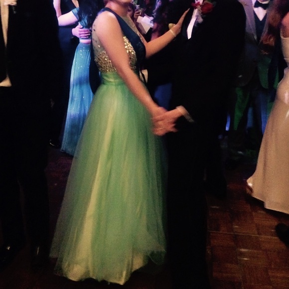 BEAUTIFUL MINT PROM DRESS - Picture 2 of 3