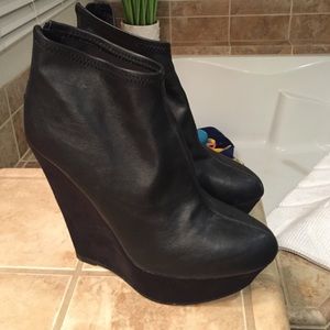 Black winter wedge