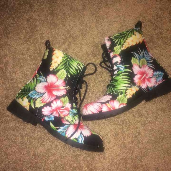 Tropical combat boots
