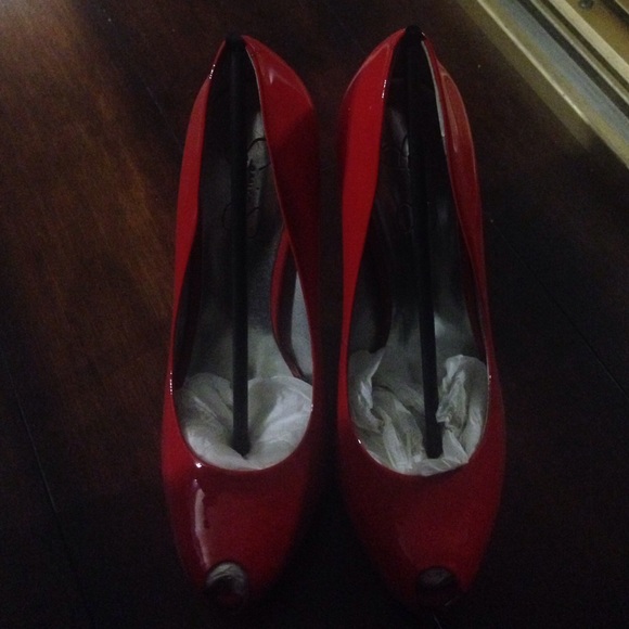 BRAND NEW NEVER WORN RED PUMPS!