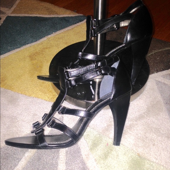 Cute and classy strappy black leather sandals - Picture 2 of 2