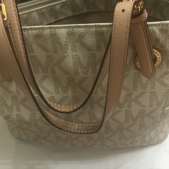 🚫SOLD🚫 Michael Kors Vanilla Signature Tote✨ - Picture 2 of 4