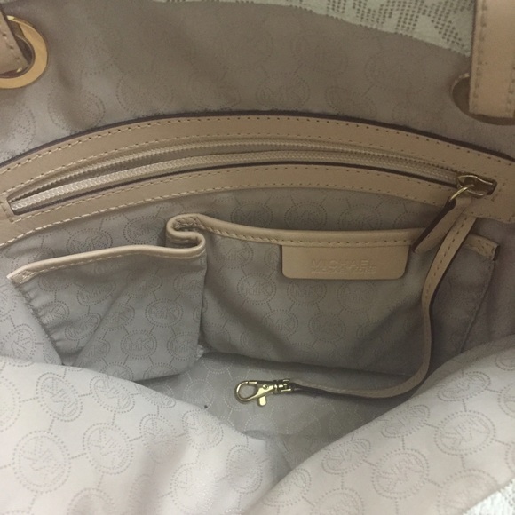 🚫SOLD🚫 Michael Kors Vanilla Signature Tote✨ - Picture 4 of 4