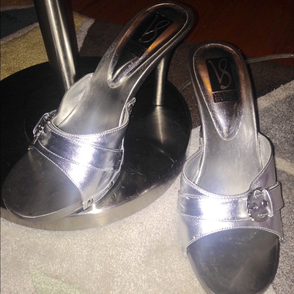Silver slide in sandals with cross front buckle - Picture 2 of 3