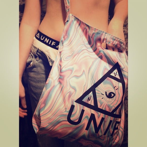 🎨ISO UNIF MELT TOTE FOR A FRIEND😊