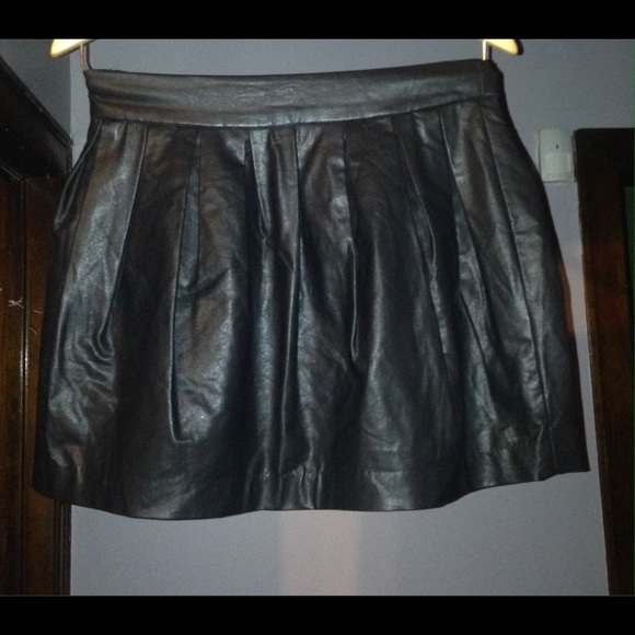 Black faux leather pleated mini skirt