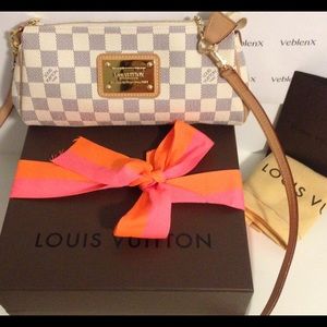 LOUIS VUITTON
Eva Damier Clutch Azur CrossBody Bag