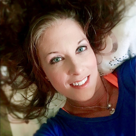 Meet your Posher, Nicole - Picture 3 of 3