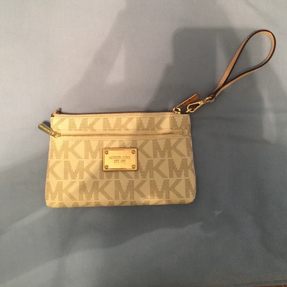 Michael Kors Handbags - Michael Kors wristlet