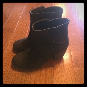 Quiped black heeled booties