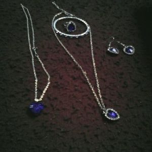 Blue necklace set