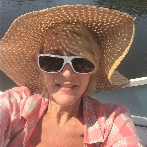 Meet your Posher, Cecilia - Picture 1 of 1