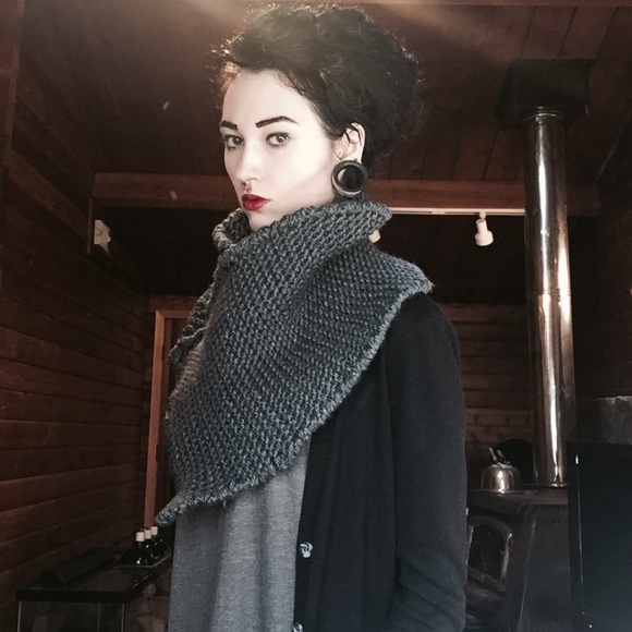 ✔️Sold✔️ HP x3🦄 Vegan Charcoal Huntress Shawl - Picture 2 of 4