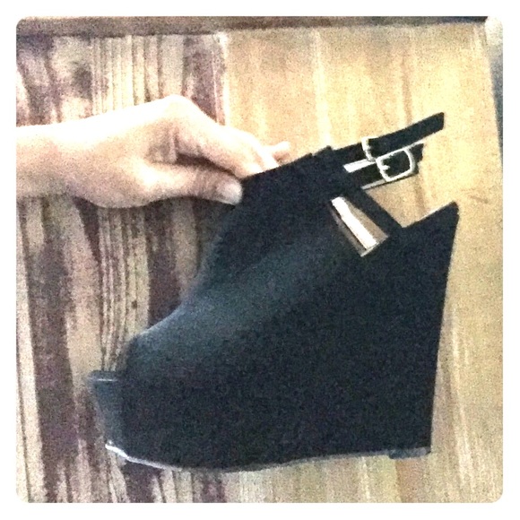 Black wedges