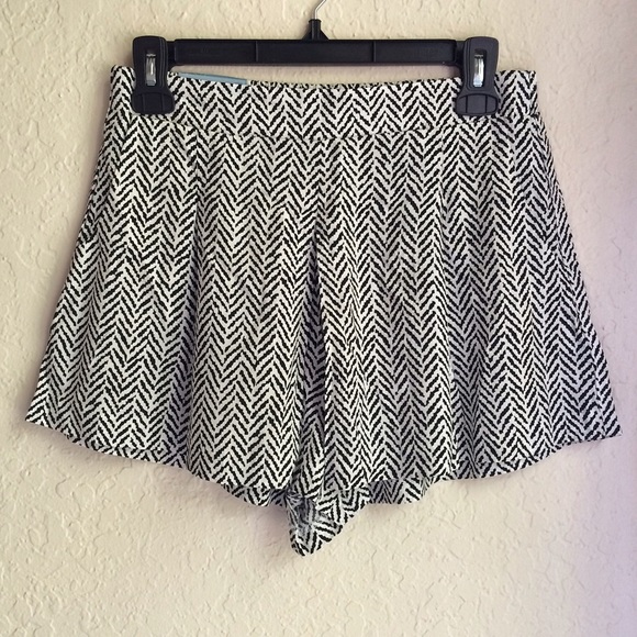 Pants - SALE! 🔅HP🔅 Black and White Patterned Short