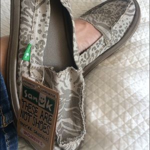 NWT Sanuks Leppa Sz 8 - never worn