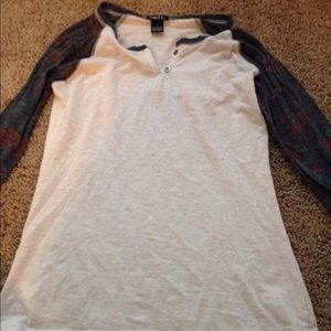 Rose sleeves shirt!🌹